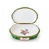 Image 5 : Sèvres Porcelain Jewelry Box with Hand-Painted Cherubs, Gilded Accents, Green and White Design