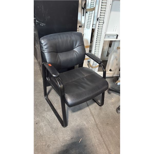 BLACK SLED BASE CLIENT CHAIR
