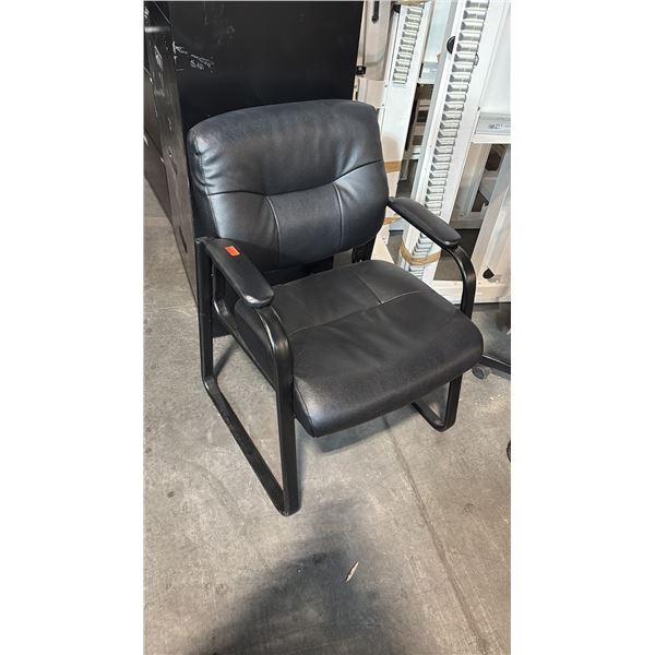 BLACK SLED BASE CLIENT CHAIR