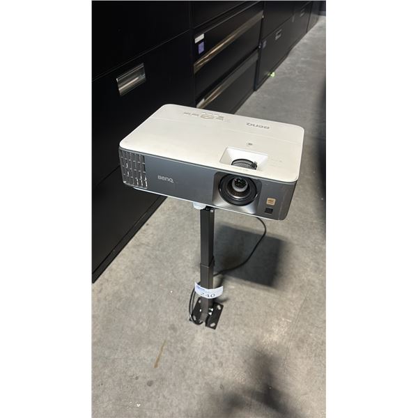 BENQ PROJECTOR ON MOUNT