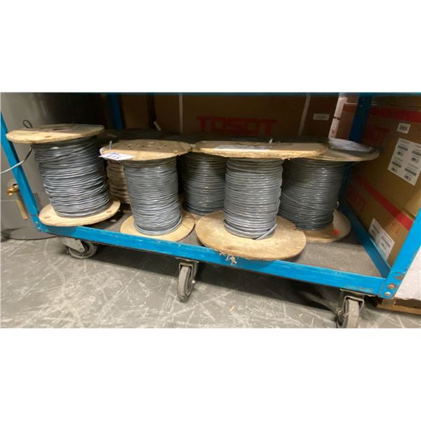 SHELF OF 5 SPOOLS OF GRAY MULTI-CONDUCTOR ELECTRICAL WIRE/FEEDER CABLE AND 1 SPOOL OF WHITE SHEATHED