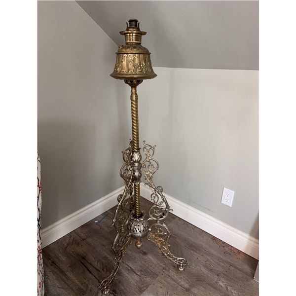 Brass Ornate Victorian-Style Oil Lamp Stand