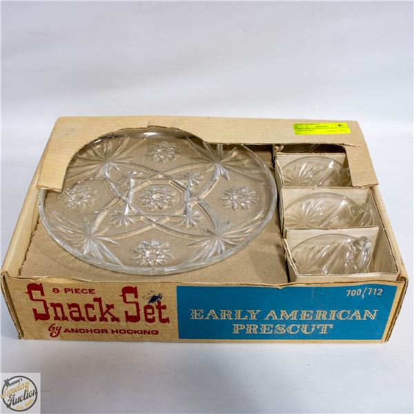VINTAGE ANCHOR HOCKING 8 PIECE SNACK SET