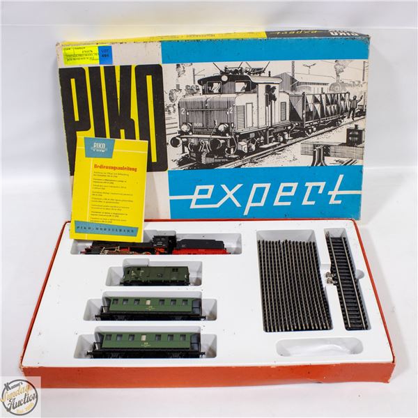 VINTAGE PIKO MODEL TRAIN SET IN BOX HO GUAGE SCALE