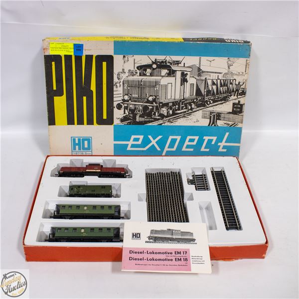 VINTAGE PIKO MODEL TRAIN SET IN BOX HO GUAGE SCALE