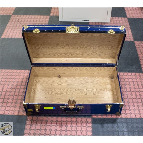 VINTAGE TRUNK 28"X16"X9"