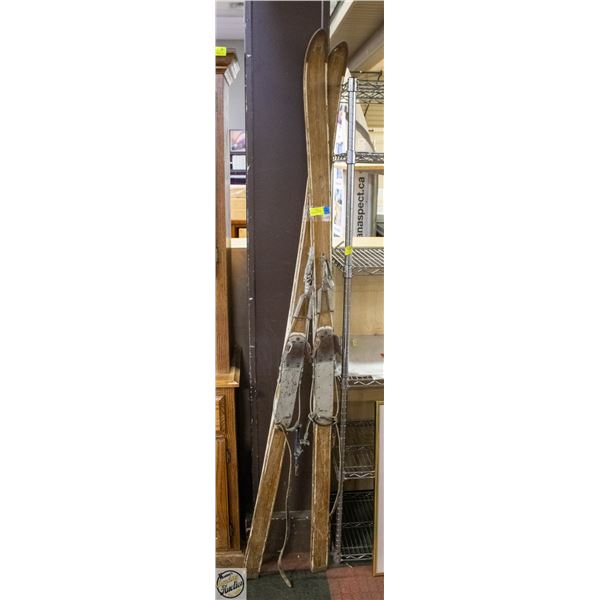 PAIR OF VINTAGE SKIS