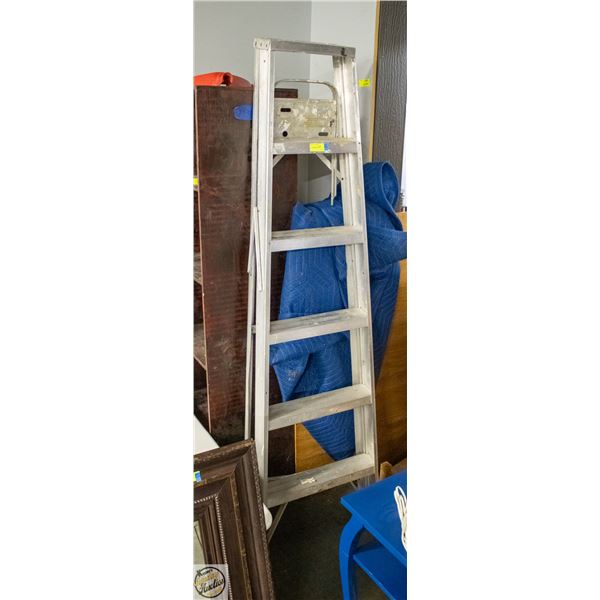 ALUMINUM LADDER 6'