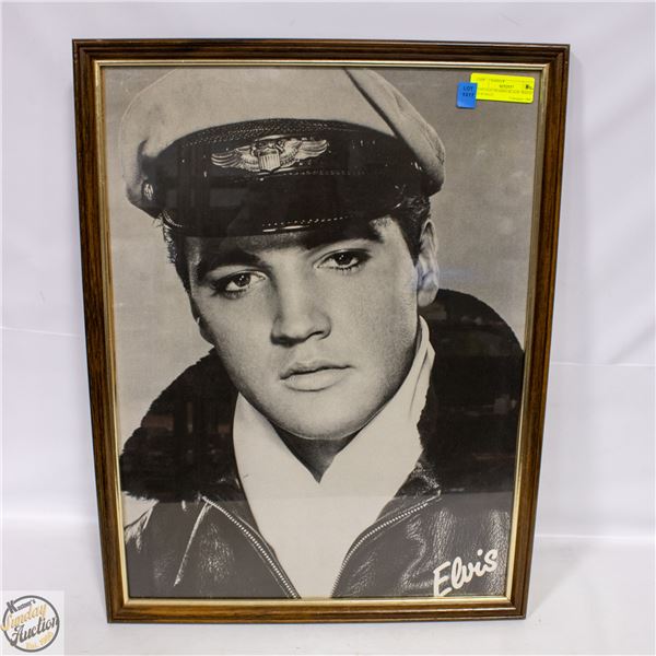 VINTAGE FRAMED BLACK+WHITE PORTRAIT