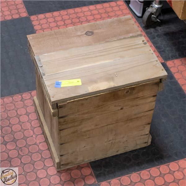 VINTAGE WOODEN EGG CRATE