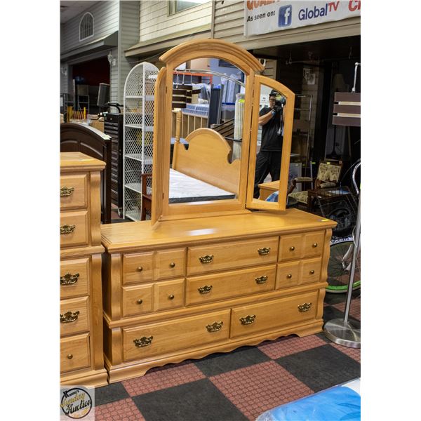 LES INDUSTRIES MADE IN CANADA 8 DRAWER BEDROOM