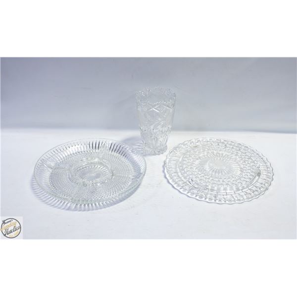 VINTAGE CLEAR PRESSED GLASS 3-FOOTED CAKE PLATE