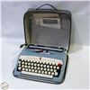 Image 1 : VINTAGE TYPEWRITER & CARRYING CASE