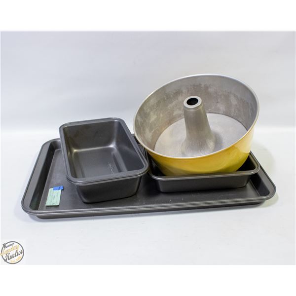 GROUP OF ASSORTED NON-STICK BAKING PANS