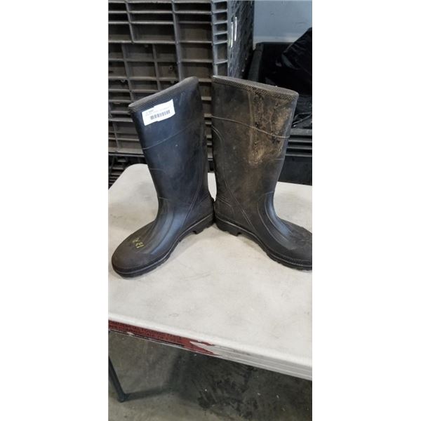 MENS SIZE 13 STEEL TOE RUBBER BOOTS