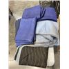 Image 1 : 5 MOVING BLANKETS