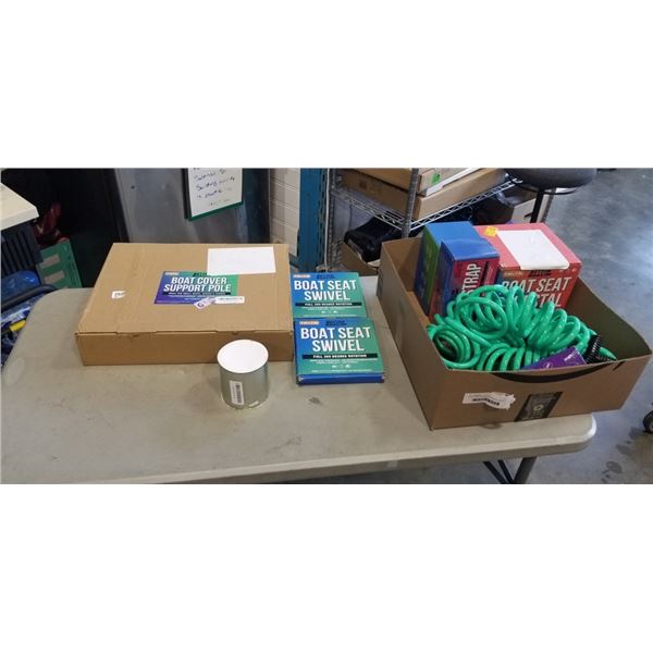 TRAY OF BETTER BOAT ITEMS INCLUDING BOAT COVER SUPPORT POLE, BOAT SEAT PEDESTAL, 2 BOAT SEAT SWIVELS