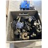 Image 4 : HYDRAULIC FLUID PUMP AND ASSORTED FITTINGS