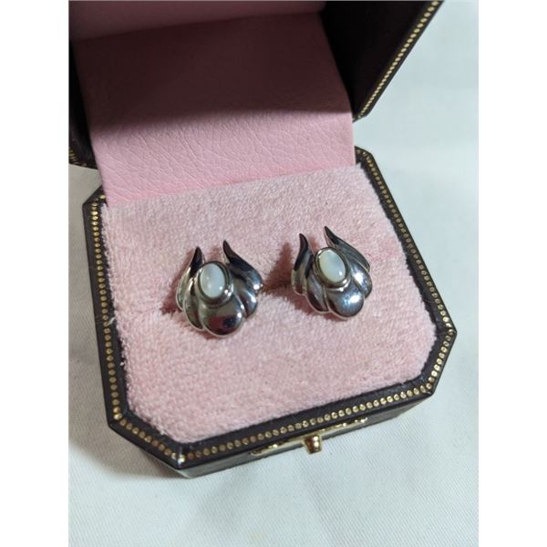 PAIR OF 14K GOLD POST BUTLER EARRINGS