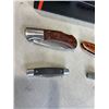 Image 3 : MINI DECORATIVE SAMURAI SWORD SET WITH STAND AND POCKET KNIVES