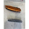 Image 4 : MINI DECORATIVE SAMURAI SWORD SET WITH STAND AND POCKET KNIVES