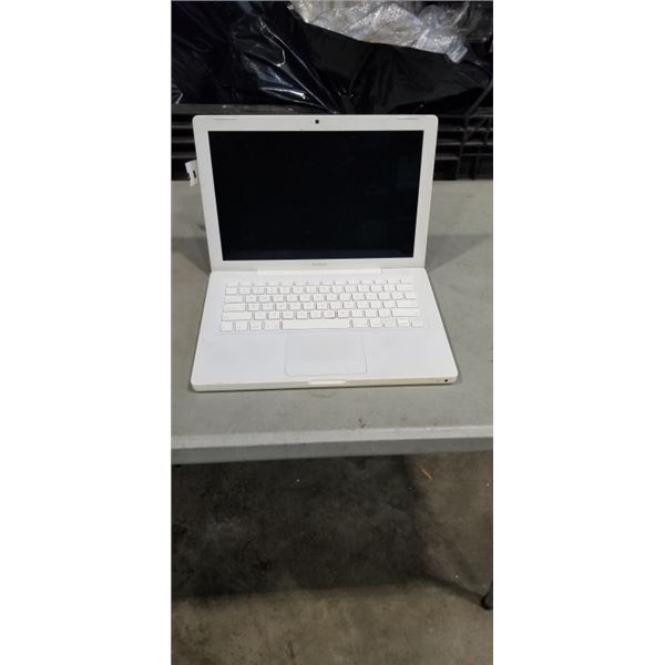 MACBOOK WITH 4GB RAM, 500 GB HD, WEBCAM & WIFI