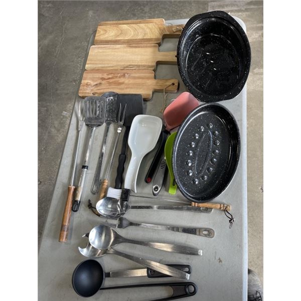 TRAY OF KITCHEN ITEMS INCLUDING 3 CHOPPING BOARDS, ROAST PAN, SPATULAS, BBQ FORK ETC