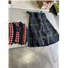 Image 1 : VINTAGE QUILT WITH 3 HATS