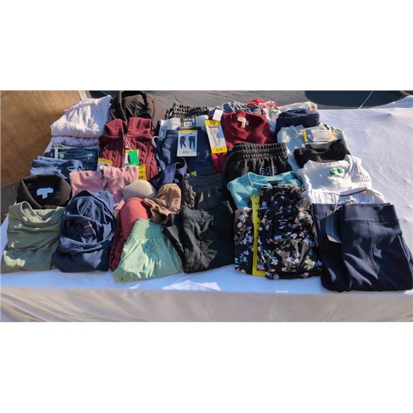 LOT OF NEW WOMEN'S CLOTHING SIZE SMALL APPROX 30PCS