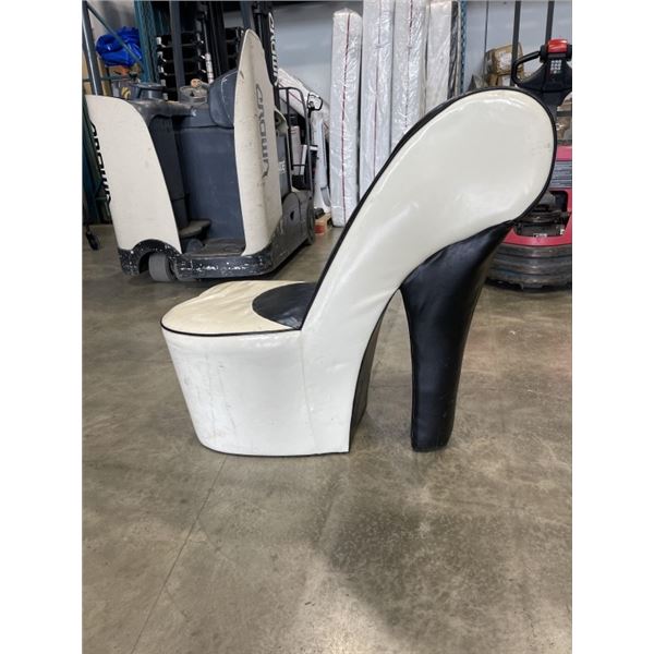 LARGE SHOE CHAIR