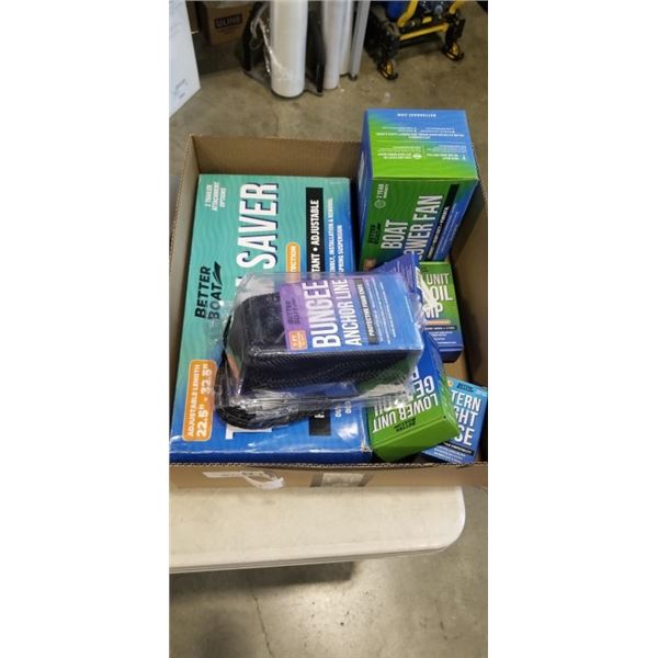 TRAY OF BETTER BOAT ITEMS INCLUDING TRANSOM SAVER, BUNGEE ANCHOR LINE, BOAT BLOWER FAN, STERN LIGHT 