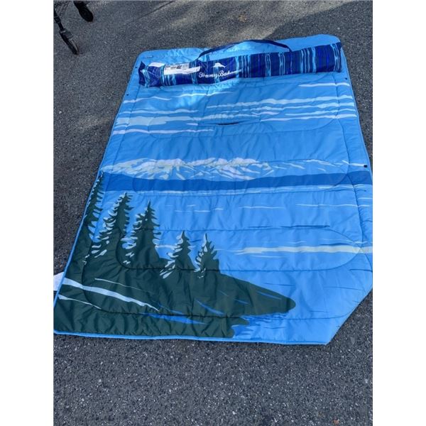 NEW TOMMY BAHAMA UMBRELLA AND BELOW ZERO CAMPING BLANKET