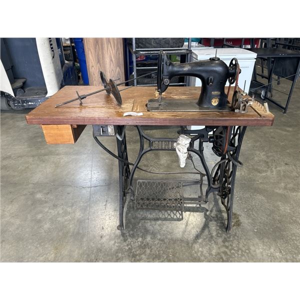 VINTAGE SINGER COMMERCIAL SEWING MACHINE 1950'S MADE IN CANADA , SERVICED AND WORKING
