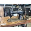 Image 5 : VINTAGE SINGER COMMERCIAL SEWING MACHINE 1950'S MADE IN CANADA , SERVICED AND WORKING