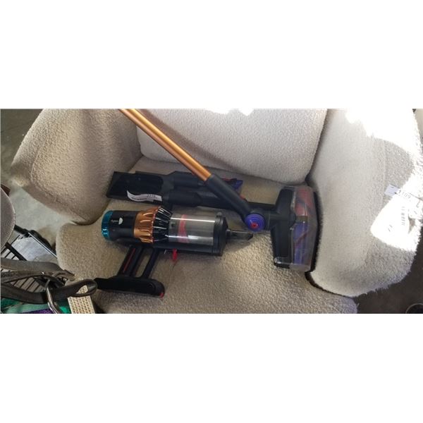 DYSON V16 PISTON ANIMAL CORDLESS BAGLESS STICK VACUUM, TETSED WORKING, NO CHARGER, RETAIL $1099, GOO