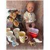 Image 5 : Collectibles: Toys, Ceramics, Records, Dolls, Kitchenware, Decor