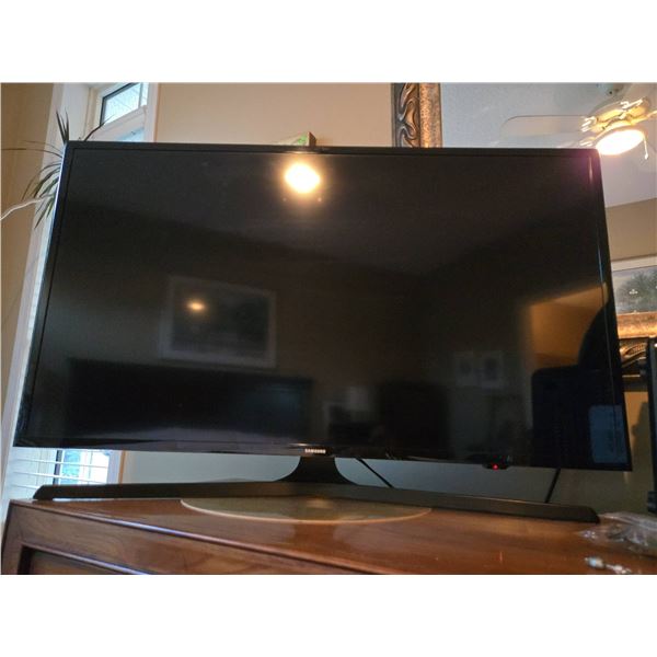 Samsung 40" LED TV Model UN40J5200AF 1080p Full HD with Stand