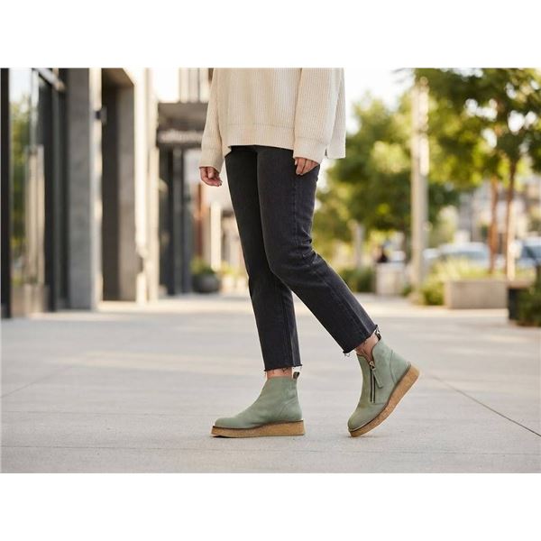 Bueno Phoenix Sage Nubuck Boot Size 38