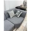 Image 3 : Grey Fabric Sectional Sofa With 2 Patterned Pillows