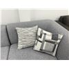 Image 4 : Grey Fabric Sectional Sofa With 2 Patterned Pillows
