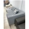 Image 5 : Grey Fabric Sectional Sofa With 2 Patterned Pillows