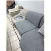 Image 7 : Grey Fabric Sectional Sofa With 2 Patterned Pillows