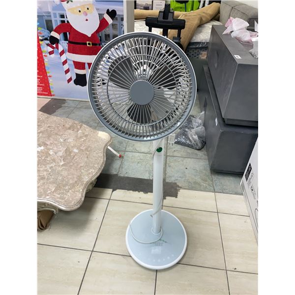 WOOZOO Iris USA White Pedestal Fan
