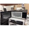 Image 2 : Samsung ME16A4021AS Over-the-Range Microwave