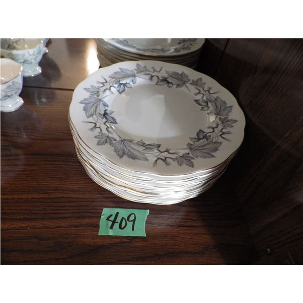 Royal Albert " Silver Maple " Bone China: 10 dinner plates, 15 tea cups, 12 saucers