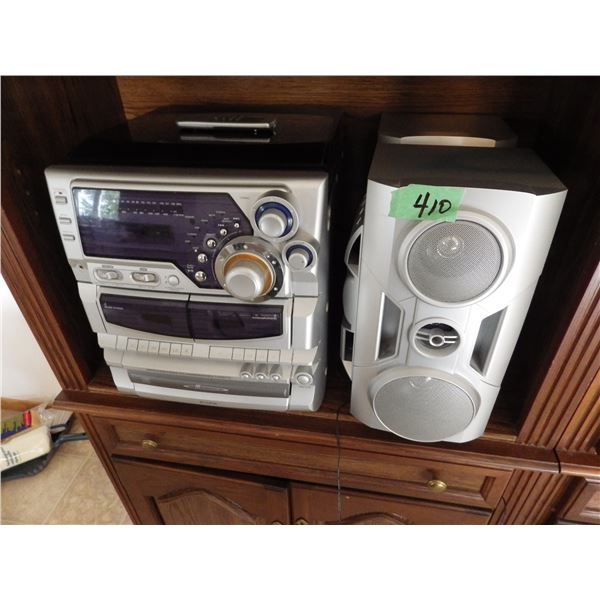 Curtis AM/FM stereo radio, 3 CD changer / double cassete, record player with remote