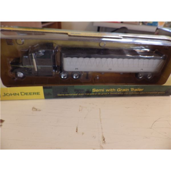 Ertl John Deere Semi with Grain Trailer 1/64" Die cast  model inbox