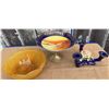 Image 7 : Lot: Painted Pedestal Dish, Amber Glass Bowl, Blue Ceramic Candle Holder