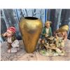 Image 2 : Lot: Hammered Brass Vase, Porcelain Figurines, Plates, Rooster Figurine