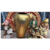 Image 4 : Lot: Hammered Brass Vase, Porcelain Figurines, Plates, Rooster Figurine